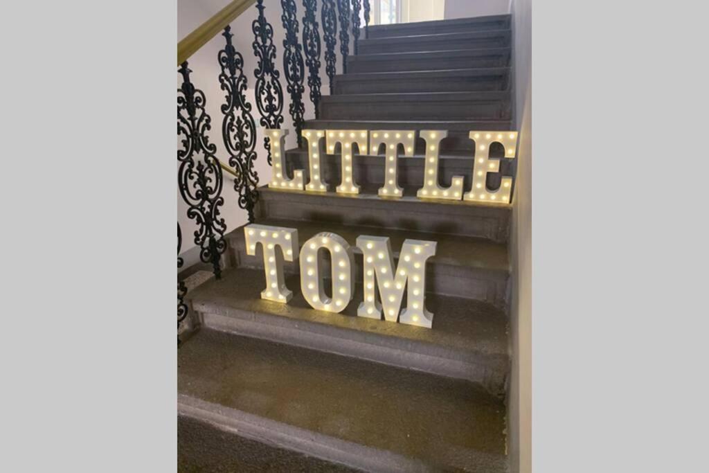 Little Tom Apartments Praag Buitenkant foto