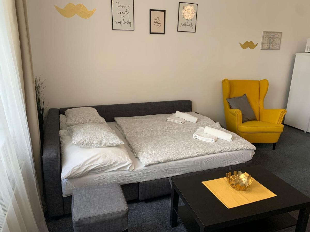 Little Tom Apartments Praag Buitenkant foto